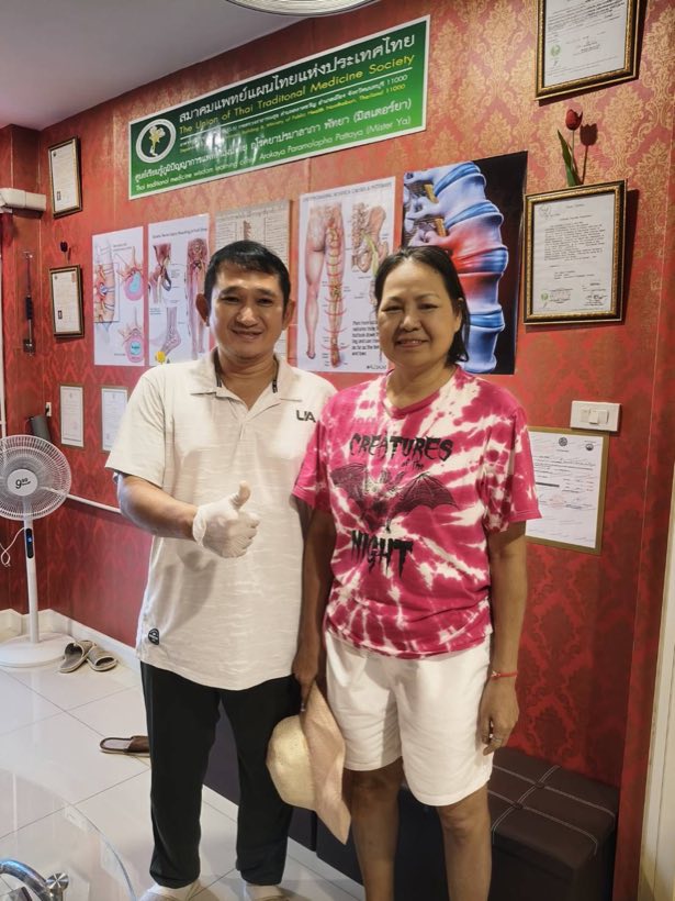ผนังร้านตอกเส้น พัทยา มิสเตอร์ยา ที่ติดใบรับรองไว้ทั้งหมด